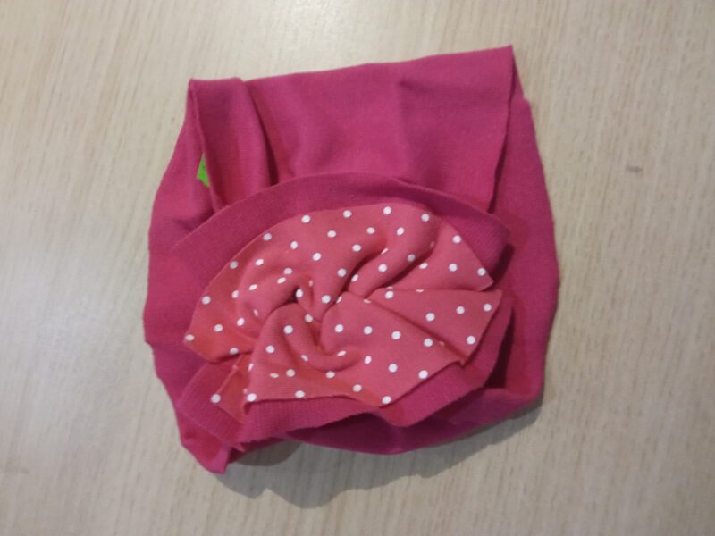 Galvas lenta/plata,sarkana ar punktainu rozā lentu priekšpusē.