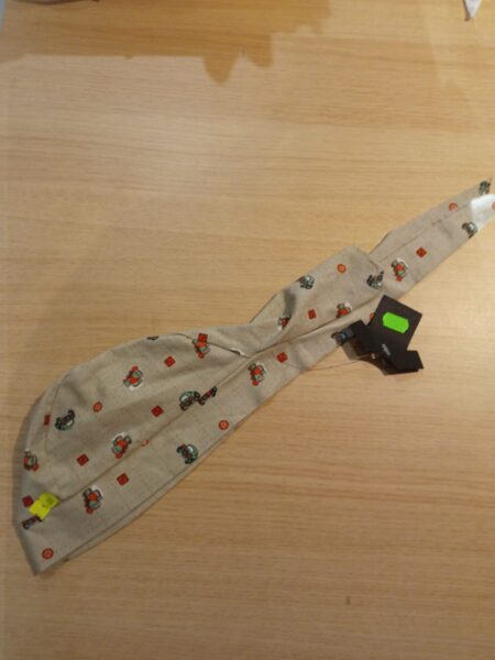 Plāna cepurīte krēmkrāsā ar vilcieniem un auto, sasienama aizmugure 44-48 izmērs