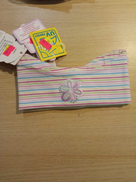 Galvas lenta/izmērs 48-50/balta Svītraina dzeltens,zils,sarkans,zaļš,rozā ar krāsainu puķi priekšpusē.