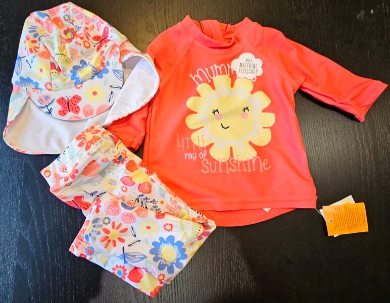 # peldkostīms 3in1 augša sarkana ar sauli apakša balta ar ziediem un cepure balta ar ziediem