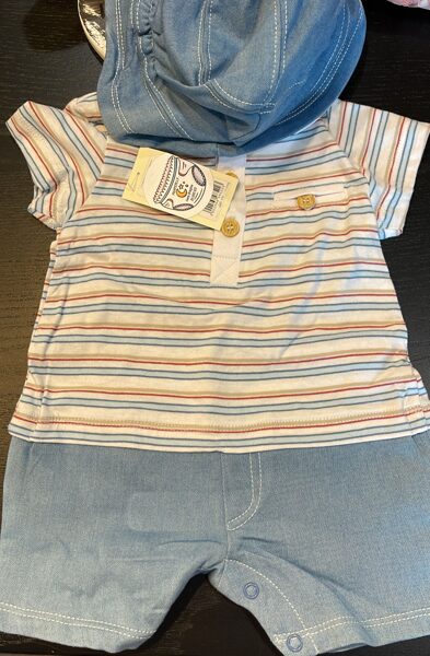 # romperis apakša zilā krāsā augša balta ar pelēkām, zilām un sarkanām strīpām + platmales cepure