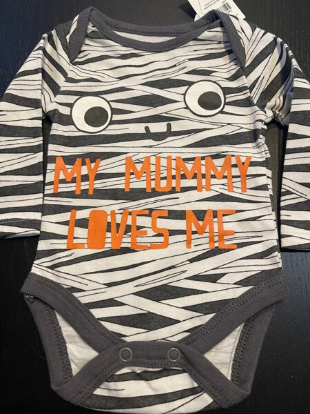 # GARROKU BODY 74 CM/ BALTS AR PELĒKU UN UZRAKSTUMY MUMMY LOVES ME