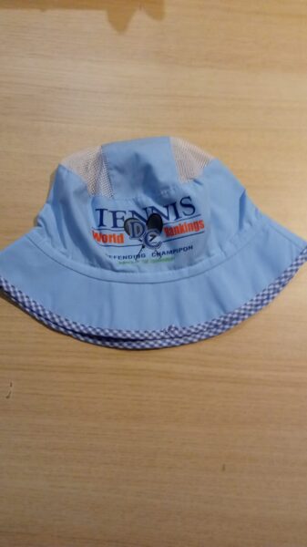 Platmale gaiši zilā krāsā ar rūtainu maliņu un uzrakstu teniss savelkama iekšpusē, ar vēdināmu galvas sānu augšdaļu 52-54 izmērs