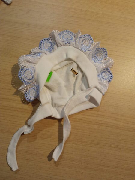 Cepure jaundzimušajam balta ar bārkstīm balts-zils sasienams