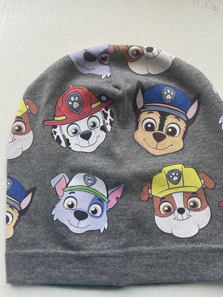 Puišu cepure/plāna/ TUMŠI pelēka/SUŅU PATRUĻA/galvas platums 20 cm/dziļums 21 cm