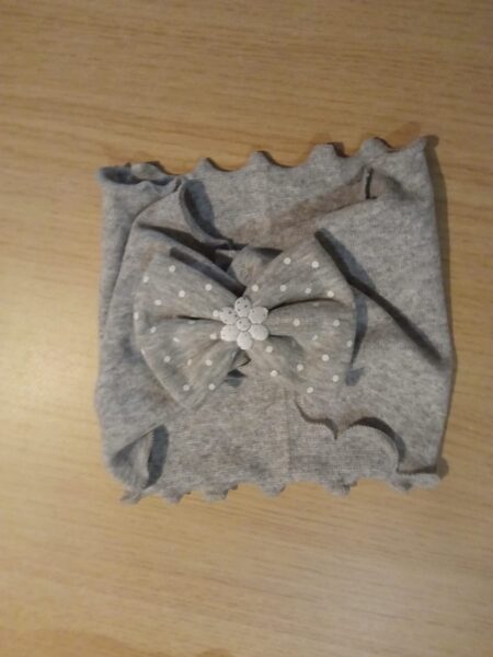 Galvas lenta/plata,pelēka ar punktotu banti un puķi uz tās