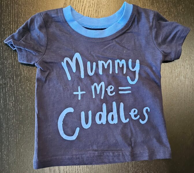 # īsroku krekls tumši zils ar uzrakstu MUMMY+ME=CUDDLES 56-62cm