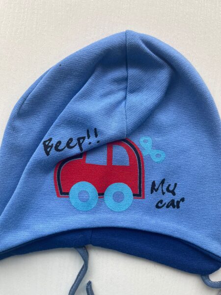 Puišu cepure/plāna/sasienama/gaiši zila ar sarkanu mašīnu/platums 20 cm/dziļums 15 cm