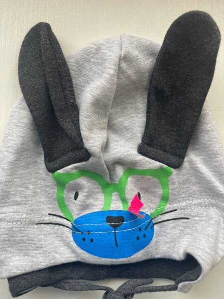 Puišu cepure/plāna/sasienama/gaiši pelēka ar tumši pelēkam ausīm/brilles+deguns/platums 20 cm/dziļums 16 cm