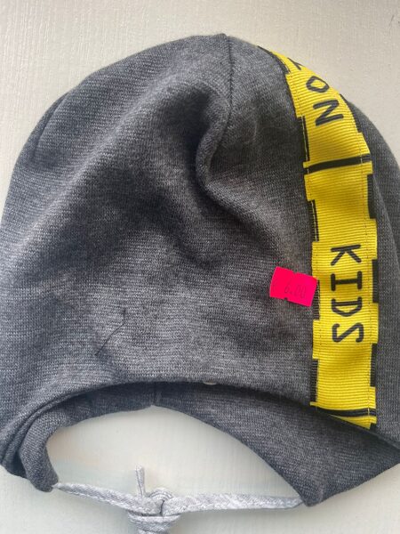Puišu cepure/plāna/sasienama/tumši PELĒKA ar dzeltenu lenti KIDS/platums 19 cm/dziļums 15 cm