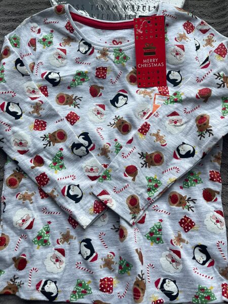 # krekliņš ar garām rokām 98cm/2-3 gadi, pelēks ar salavečiem,pingvīniem, dāvaniņām,eglītēm un ziemeļbriežiem