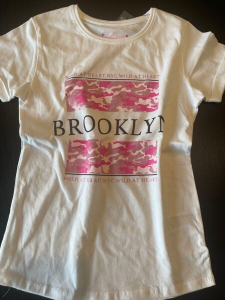 # Balts T-krekls ar uzrakstu BVROOKLYN un rozganīgiem zīmējumiem 128cm/ 7-8 gadi