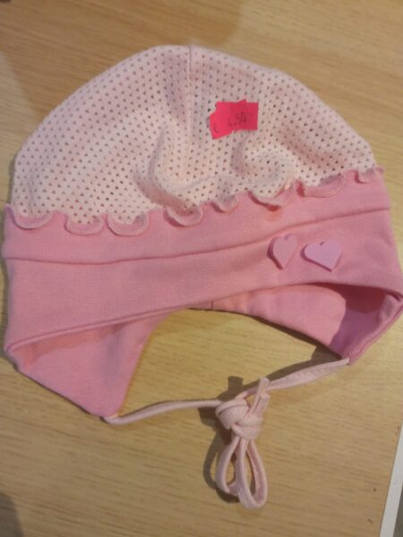 Cepure ar elpojošu augšu, gaiši rozā ar tumši rozā un 2 sirsniņas 38-40 izmērs