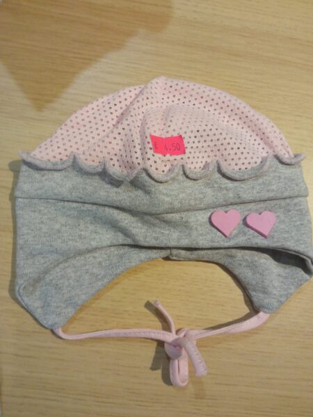 Cepure ar elpojošu augšu, pelēks ar rozā un 2 sirsniņas 38-40 izmērs