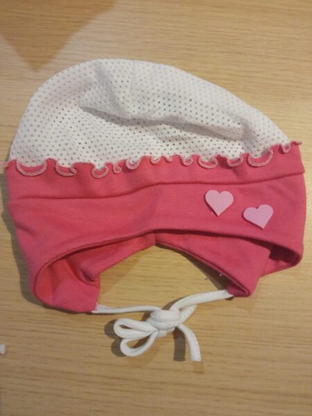 Cepure ar elpojošu augšu, rozā ar baltu un 2 sirsniņas 38-40 izmērs