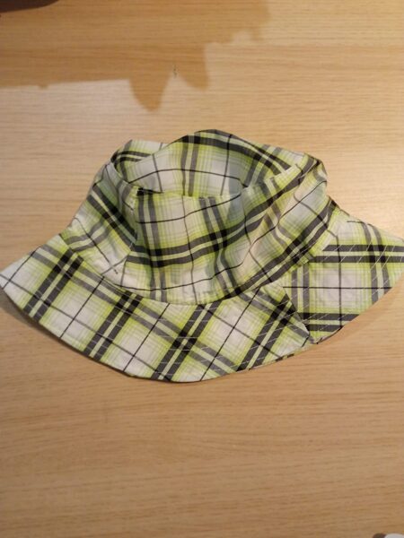 Platmale balt ar gaiši zaļām, mēlnām strīpām-rūtīm 56 izmērs ar savelkamu iekšpusi