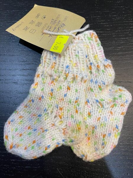 #adītas zeķītes/40%akrils/40%vilna/20%viskoze/10 cm/baltas ar raibumiem