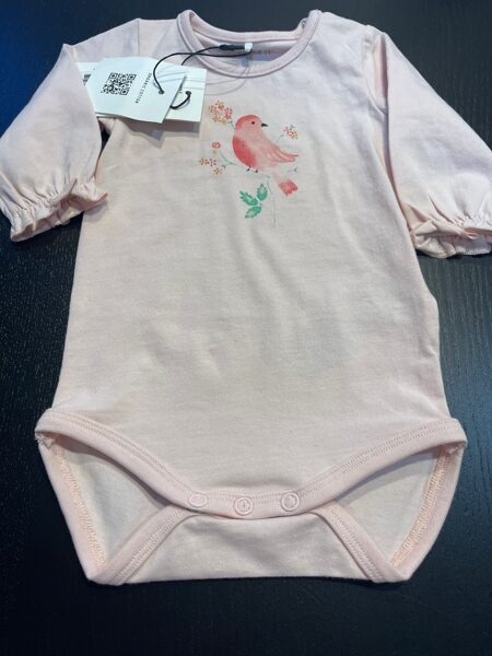 # garroku body ar cakiņām 56 cm, gaiši rozā ar sarkanu putnu NAME IT