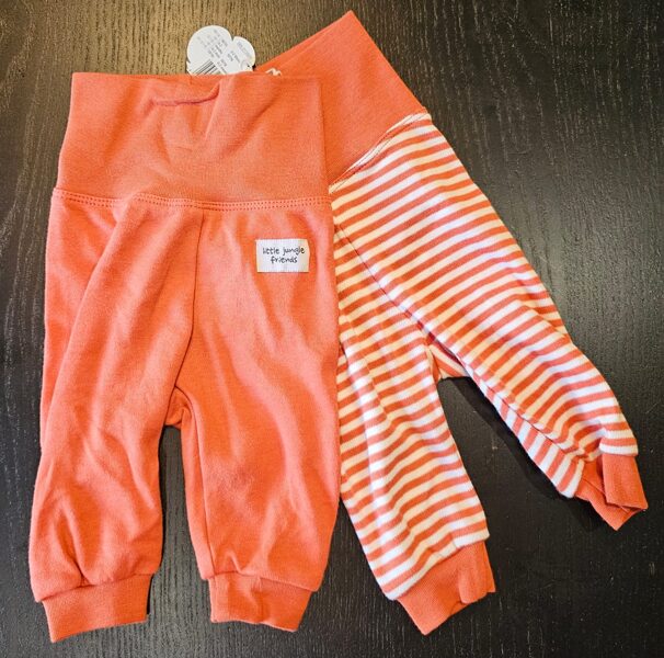 # bikses 2 gab brūnas ar uzrakstu LITTLE JUNGLE FRIENDS un brūnas ar baltām strīpām 50/56 cm