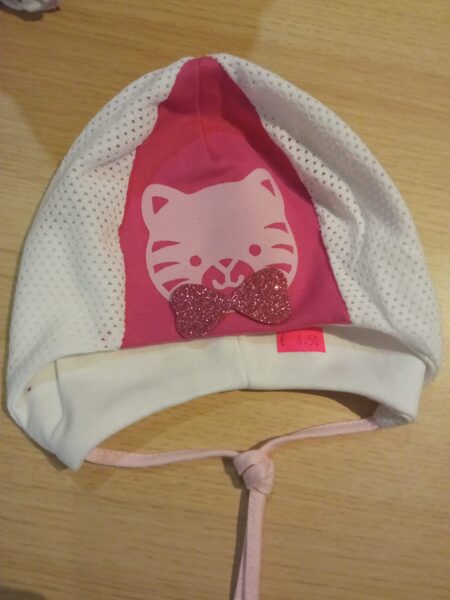 Elpojoša cepure sasienama balta ar tumši rozā vidu un lillā kaķi, rozā šņores 36-38 izmērs